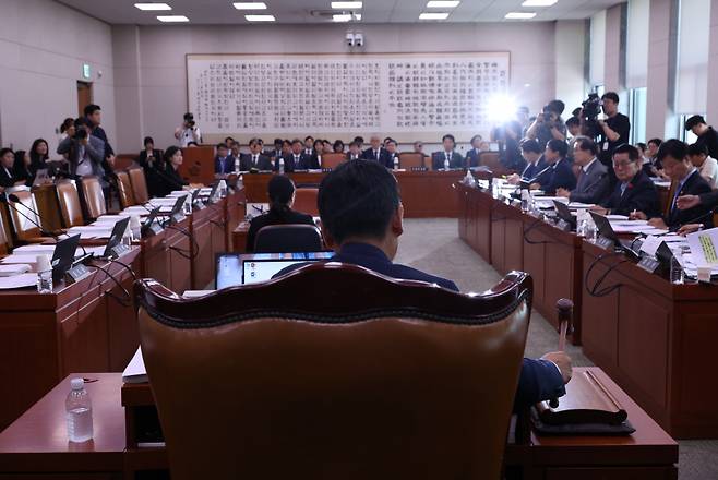 국회 법제사법위원장인 정청래 더불어민주당 의원이 14일 국회에서 열린 법사위 전체회의에서 의사봉을 두드리고 있다. ⓒ연합뉴스