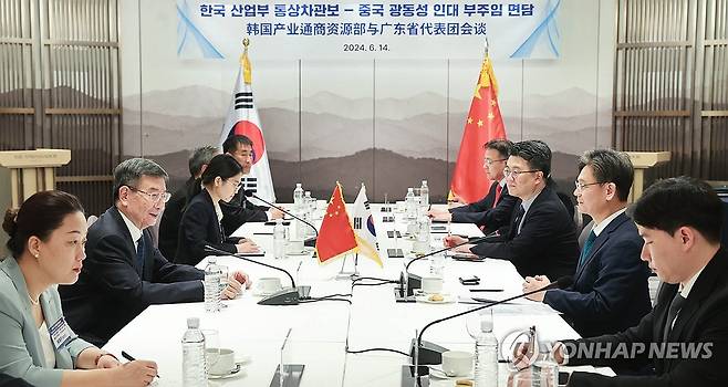 산업부, 중국 광동성 인민대표대회 상무위원회 부주임 면담 (서울=연합뉴스) 양병내 산업통상자원부 통상차관보가 14일 서울 장충동 엠배서더 풀만호텔에서 황닝성(Huang Ningsheng) 중국 광동성 인민대표대회 상무위원회 부주임과 면담하고 있다. 2024.6.14 [산업통상자원부 제공. 재판매 및 DB 금지] photo@yna.co.kr