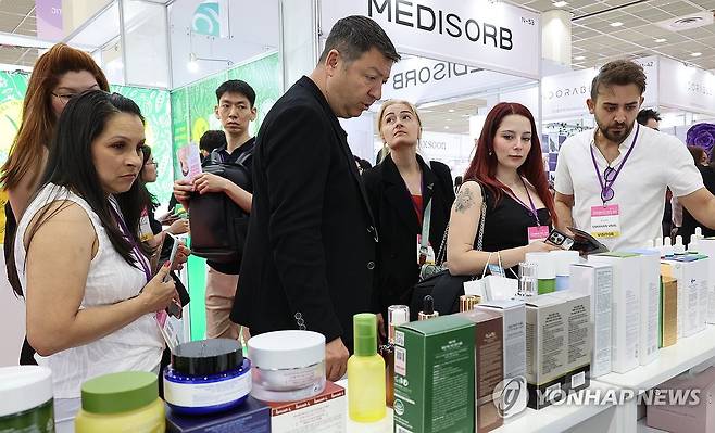 서울국제화장품미용·건강산업 박람회 관람중인 외국인들 [연합뉴스 자료사진]