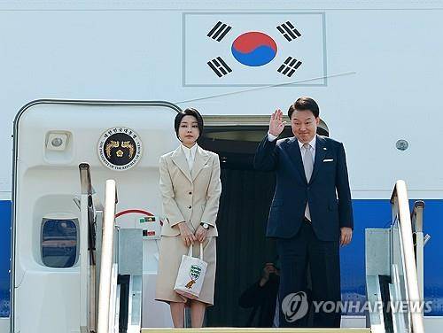 출국인사하는 윤석열 대통령 부부  2024년 6월 10일 윤석열 대통령과 부인 김건희 여사가 경기 성남 서울공항에서 투르크메니스탄, 우즈베키스탄, 카자흐스탄 등 중앙아시아 3개국 방문차 출국하며 전용기인 공군 1호기에 올라 인사하고 있다. [연합뉴스 자료사진]