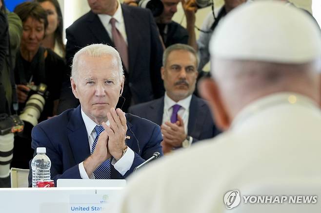 교황 연설에 손뼉치는 바이든 대통령 (브린디시[이탈리아 풀리아주] AP=연합뉴스) 프란치스코 교황이 14일(현지시간) 이탈리아 동남부 풀리아주의 보르고 에냐치아 리조트에서 열린 G7 정상회의 AI 관련 세션에 참석해 연설하고 있다. 맞은편에 앉은 조 바이든 미국 대통령이 손뼉을 치고 있다. 2024.06.14 photo@yna.co.kr