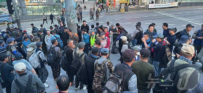 서울 구로구 남구로역 3번 출구 근처에서 외국인 근로자들이 건설현장 차출을 기다리고 있다.2024.06.12/뉴스1 ⓒ News1 이강 기자