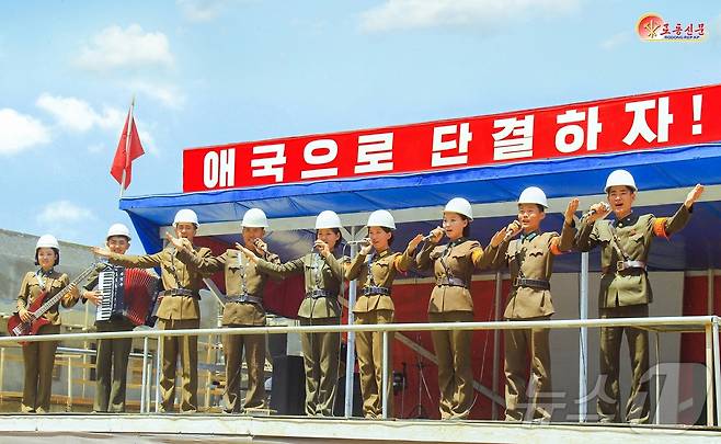 (평양 노동신문=뉴스1) = 북한 노동당 기관지 노동신문은 15일 "평양시 5만 세대 살림집 건설이 시작되어 현재까지 연 백수십만 명의 일꾼들과 근로자들이 야간지원 돌격대 활동에 참가했다＂고 보도했다. [국내에서만 사용가능. 재배포 금지. DB 금지. For Use Only in the Republic of Korea. Redistribution Prohibited] rodongphoto@news1.kr