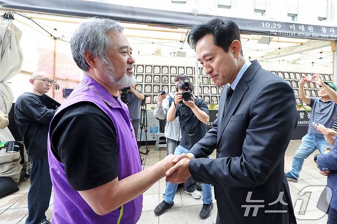 오세훈 서울시장이 15일 오후 서울 중구 서울광장에 마련된 10·29 이태원 참사 희생자 합동분향소를 찾아 이정민 유가족협의회 운영위원장을 위로하고 있다. 2024.6.15/뉴스1 ⓒ News1 민경석 기자
