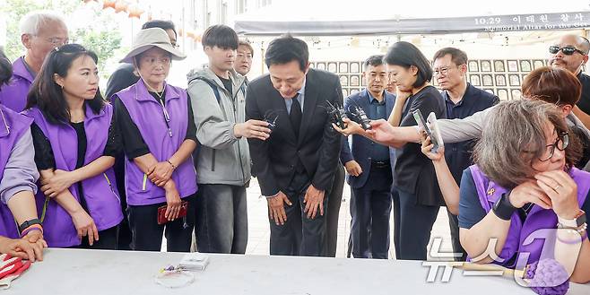 오세훈 서울시장이 15일 오후 서울 중구 서울광장에 마련된 10·29 이태원 참사 희생자 합동분향소를 찾아 유가족들을 위로하고 있다. 2024.6.15/뉴스1 ⓒ News1 민경석 기자