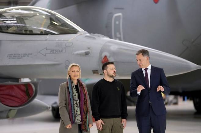 지난달 28일(현지시간) 벨기에 브뤼셀을 방문한 볼로디미르 젤렌스키 우크라이나 대통령(가운데)이 알렉산더르 더크로 벨기에 총리(오른쪽)와 우크라이나로 지원될 F-16 전투기를 시찰하고 있다.[이미지출처=AP·연합뉴스]