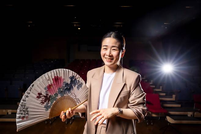 이자람은 다섯 살 때 아빠가 만든 곡 ‘내 이름(예솔아)’으로 데뷔했다. 열 살 때 판소리를 만났으니 40년간 노래를 쥐고 살았다. 인디 음악도 하고 뮤지컬 배우도 하고 예술 감독으로도 살아봤지만, 그는 “소리꾼 이자람으로 무대에 올라 ‘나 정말 미쳤구나’ 싶을 때가 있다. 그만큼 제가 소리를 좋아하고 진짜 잘한다”고 했다. /이신영 영상미디어 기자