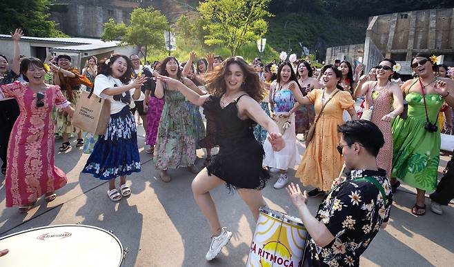 [Oh!컷] 서울 마포구 문화비축기지에서 열린 '훌라당 댄스 페스티벌'의 버스킹 시간. 즉석에서 리듬이 연주되자 축제에 초대된 삼바 댄서가 앞에 나섰고, 훌라 댄서들이 주변을 둘러싸고 환호하고 있다. /오종찬 기자