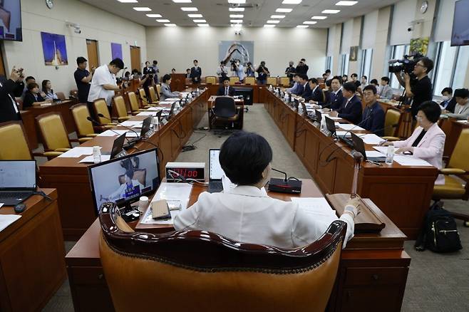 14일 오전 국회에서 열린 과학기술정보방송통신위원회 전체회의에서 더불어민주당 소속 최민희 위원장(가운데)이 의사봉을 두드리고 있다. 국민의힘 의원들이 불참한 가운데 열린 이날 회의에서 야당은 ‘방송 3법’과 방송통신위원회법 개정안을 15일의 숙려 기간을 생략한 채 곧장 상정했다. 뉴스1