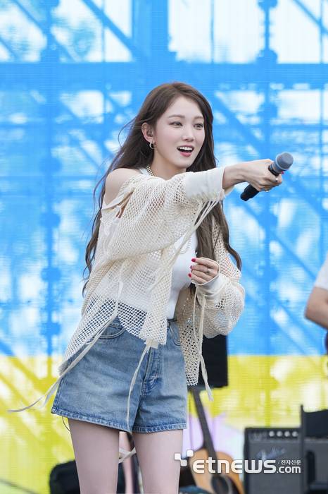 15일 인천 중구 인스파이어 엔터테인먼트 리조트에서는 '2024 위버스콘 페스티벌' 1일차 일정이 열렸다. 배우 이성경이 리조트 내 디스커버리 파크에서 진행된 '위버스파크' 공연 무대를 펼치고 있다.(사진=2024 위버스콘 페스티벌)