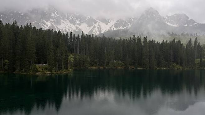요정의 전설이 내려오는 신비로운 호수 카레차.