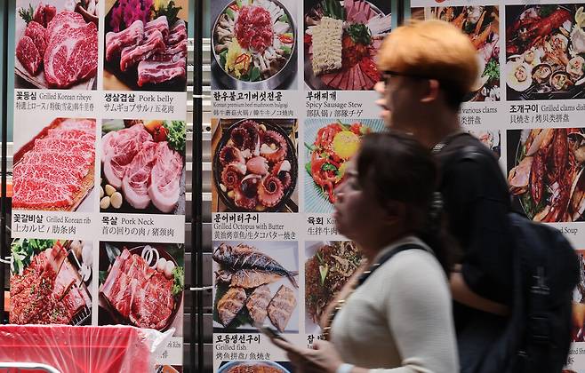 지난 11일 한국소비자원 가격정보 종합포털에선 외식 대표 메뉴인 삼겹살 1인분 가격이 2만83원을 기록하며, 처음으로 2만원을 넘어섰다. 사진은 이날 서울 시내 한 음식점의 차림판 모습. 연합뉴스