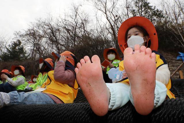 2022년 3월 30일 오전 서울 금천구 문교초등학교에서 맨발학교 개교식에 참석한 학생들이 맨발로 운동장 산책을 마치고 휴식을 취하고 있다. 뉴스1