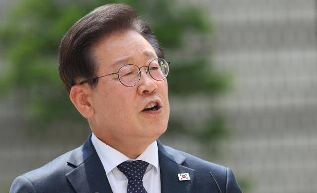이재명 더불어민주당 대표가 14일 서울 서초구 서울중앙지방법원에서 열린 공직선거법 위반 공판에 출석하며 입장발표를 하고 있다. 뉴스1