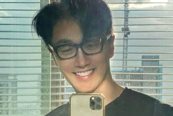 50대라는 나이가 믿기지 않을 정도의 동안 외모를 가진 싱가포르의 패션 사진작가 추안도 탄(58)이 자신만의 생활 습관을 공개해 화제를 모았다. 사진은 탄. [사진=추안도 탄 인스타그램]