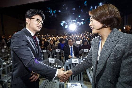 지난 1월 국민의힘 한동훈 비상대책위원장과 고민정 민주당 의원이 경기 고양시 킨텍스에서 열린 김대중 탄생 100주년 기념식 '하나로 미래로'에서 인사를 나누고 있다. 연합뉴스