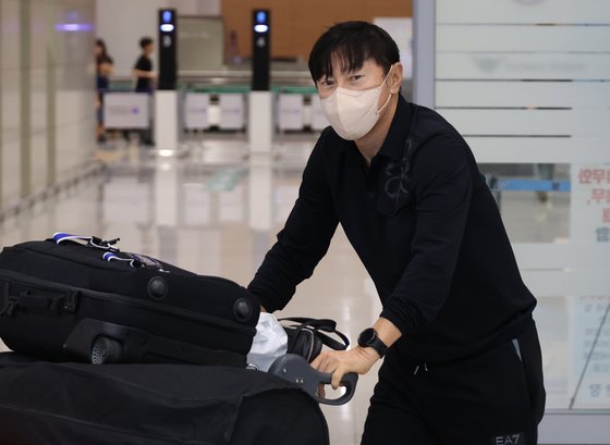 귀국한 신태용 감독이 14일 인천국제공항 입국장에 들어서고 있다. 연합뉴스