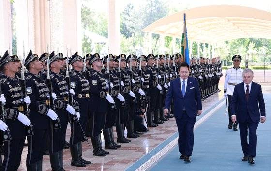 윤석열 대통령이 14일 오전(현지시간) 우즈베키스탄 타슈켄트 대통령궁에서 열린 공식환영식에서 샤브카트 미르지요예프 우즈베키스탄 대통령과 의장대 사열을 하고 있다. 연합뉴스