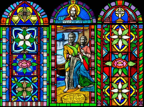 김용철이 제작한 강화도 온수리 성공회 성베드로 성당 본당의 스테인드글라스 ‘어부 베드로와 안드레’(2007). [사진 김용철]