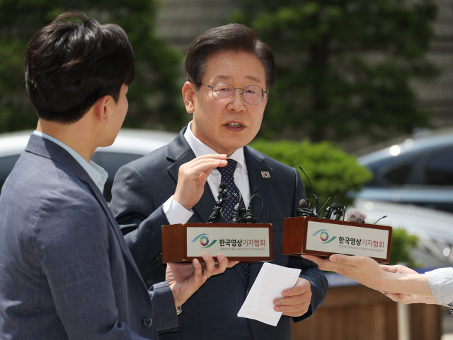 ▲ 더불어민주당 이재명 대표가 지난 14일 서울 서초동 서울중앙지법에서 열리는 공직선거법 관련 재판에 출석하기에 앞서 취재진 앞에서 입장을 말하고 있다. 연합뉴스