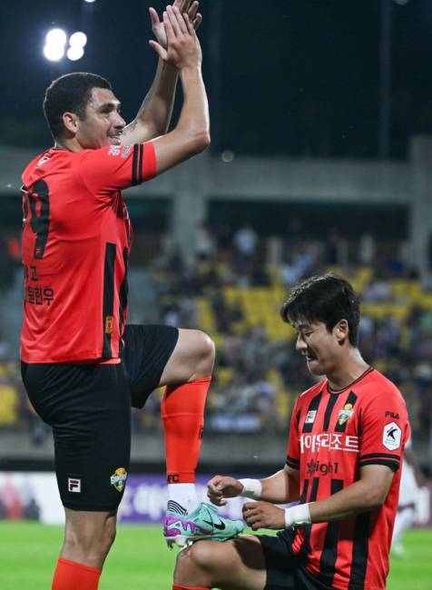 ▲ 15일 춘천 송암스포츠타운 주경기장에서 열린 강원FC와 수원FC의 ‘하나은행 K리그1 2024’ 17라운드 경기에서 강원FC 야고 선수가 골 세리모니를 하고 있다. 유희태