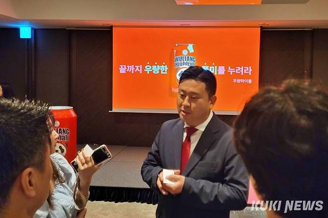 14일 서울 더플라자호텔에서 열린 우량하이볼 출시 기자간담회에서 황진욱 링크앤코퍼레이션 대표(우량하이볼 한국 총판 담당)가 취재진에게 질문을 받고 있다. 사진=김건주 기자&nbsp;
