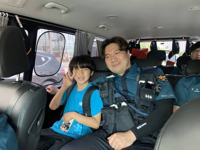 기동순찰차량을 타고 방범활동 체험을 하고 있는 차 군과 경관들. 경기북부경찰청 제공