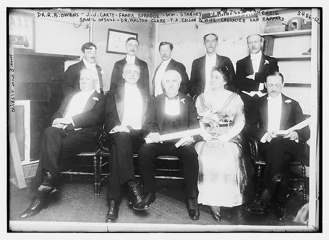 1915년 5월 19일 필라델피아에서 토머스 에디슨(첫 번째 줄 가운데)과 프랭클린 메달을 수여한 스탠리(두 번째 줄 오른쪽에서 두 번째)