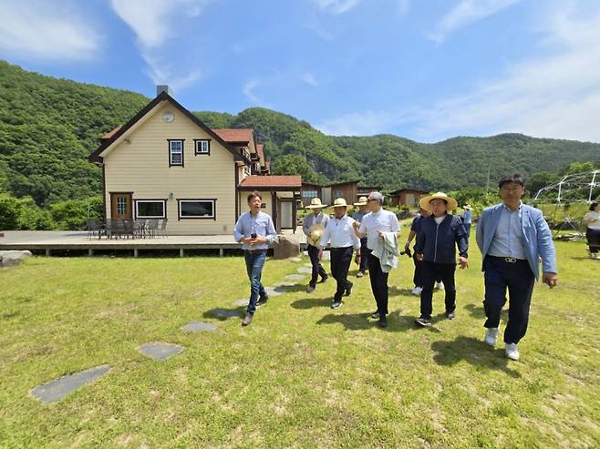 유인촌 문화체육관부 장관이 13일 경북 안동시 맹개마을로 들어가고 있다. /사진= 유동주 기자