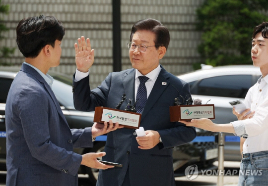 더불어민주당 이재명 대표가 14일 서울 서초동 서울중앙지법에서 열리는 공직선거법 관련 재판에 출석하기에 앞서 취재진 앞에서 입장을 말하던 중 사람들을 향해 조용히 해줄 것을 요청하고 있다. 연합뉴스