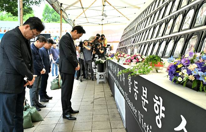 오세훈 서울시장이 15일 오후 10.29 참사 분향소를 찾아 묵념하고 있다. 서울시 제공