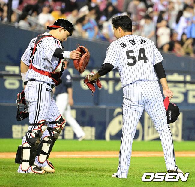 [OSEN=잠실, 지형준 기자] 프로야구&nbsp;LG 트윈스가 롯데 자이언츠를 꺾고 4연패에서 탈출했다.&nbsp;LG는 14일 서울 잠실구장에서 열린 2024 KBO리그 롯데와&nbsp;경기에서 5-3으로 승리했다.&nbsp;박해민이 만루에서 싹쓸이 3루타로 역전 결승타를 터뜨렸다. 8회 문보경이 쐐기 솔로 홈런을 터뜨렸다.&nbsp;LG 선발 엔스는 6이닝 동안 5피안타 1피홈런 1볼넷 4탈삼진 3실점을 기록했다. 베테랑 불펜 김진성이 7회 무사 1,2루에서 등판해 무실점, 마무리 유영찬은 8회 1사 1,3루 위기에서 실점없이 막아냈다.경기를 마치고 LG 박동원, 유영찬이 승리를 기뻐하고 있다. 2024.06.14 / jpnews@osen.co.kr