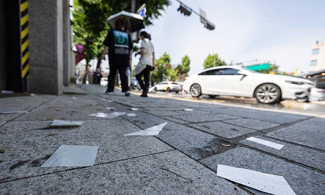 지난 5월 29일 서울 종로구 안국역 인근에서 대남전단 풍선으로 추정되는 잔해가 바닥에 흩어져 있다. 뉴스1