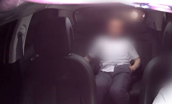 지난 8일 새벽 달리는 택시 안에서 여성 택시기사의 목을 조른 뒤&nbsp;사과하는 척 다시 자리에 앉았다 도망가려 하는 50대 남성의 모습. JTBC 보도화면 갈무리