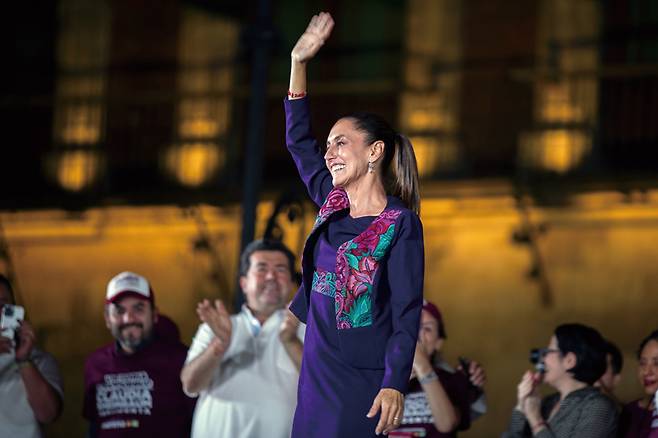 멕시코는 6월 대선에서 200년 헌정 사상 처음으로 여성 대통령(위)을 배출했지만, 선거 과정은 폭력과 피습 등으로 얼룩졌다. ⓒDPA 연합