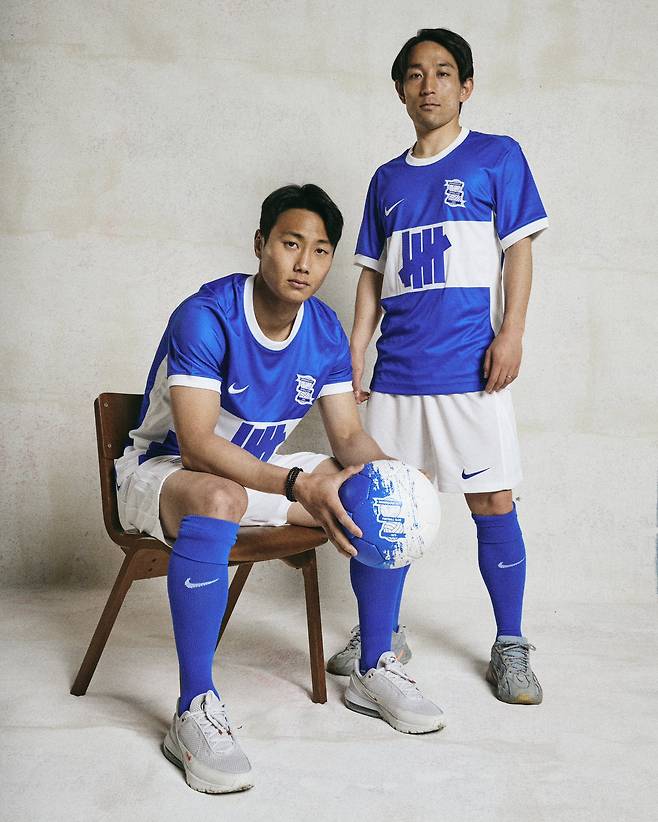 버밍엄이 지난 13일(한국시간) 공식 홈페이지를 통해 2024-2025시즌 구단의 새로운 홈 유니폼을 발표했다.&nbsp;백승호는 버밍엄의 새 홈 유니폼을 입고 촬영에 임했다. 특히 일본인 동료 미요시 고지와 함께 촬영을 진행했다.&nbsp;  버밍엄은 지난 2023-2024시즌 챔피언십리그(2부)에서 22위(13승 11무 22패 승점 50)로 아쉽게 리그원(3부)로 강등됐다. 백승호는 만약 다음 시즌 팀에 남을 경우 3부리그에서 경기를 소화하게 된다.&nbsp;버밍엄 시티