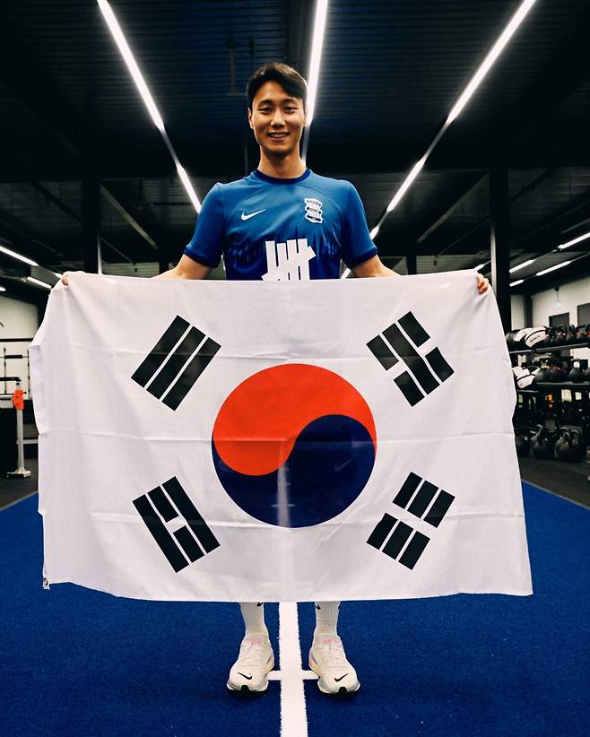 버밍엄이 지난 13일(한국시간) 공식 홈페이지를 통해 2024-2025시즌 구단의 새로운 홈 유니폼을 발표했다.&nbsp;백승호는 버밍엄의 새 홈 유니폼을 입고 촬영에 임했다. 특히 일본인 동료 미요시 고지와 함께 촬영을 진행했다.&nbsp;  버밍엄은 지난 2023-2024시즌 챔피언십리그(2부)에서 22위(13승 11무 22패 승점 50)로 아쉽게 리그원(3부)로 강등됐다. 백승호는 만약 다음 시즌 팀에 남을 경우 3부리그에서 경기를 소화하게 된다.&nbsp;버밍엄 시티