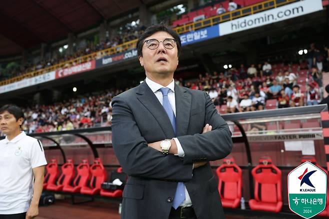 대전하나시티즌이 15일 포항 스틸야드에서 열린 포항스틸러스와의 하나은행 K리그1 2024 17라운드 원정 경기에서 1-1로 무승부를 거뒀다.&nbsp;  대전은 승점 1점을 얻으면서 10위(3승 6무 8패 ·승점15)로 올라섰다. 포항은 승점 30(8승 6무 3패)으로 선두권을 유지했다.&nbsp;  이날 대전은 황선홍 신임 감독의 대전 감독 복귀전이었다.&nbsp;한국프로축구연맹