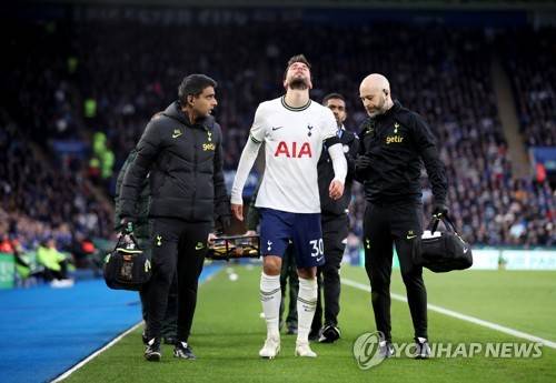 토트넘 홋스퍼 미드필더 로드리고 벤탄쿠르가 손흥민과 아시아인을 향한 인종차별적 발언으로 구설수에 올랐다. 벤탄쿠르는 인터뷰 도중 아시아인들 얼굴이 똑같다는 식으로 말하면서 논란을 일으켰다. 토트넘 소식을 전담하는 알레스데어 골드 기자도 벤탄쿠르 발언을 비판했는데 우루과이 팬들이 어째서 논란이 되고 있는지 이해를 하지 못하면서 눈살을 찌푸리게 만들었다. 연합뉴스