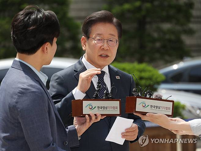 "언론이 본연의 역할을 해야" (서울=연합뉴스) 신준희 기자 = 더불어민주당 이재명 대표가 14일 서울 서초동 서울중앙지법에서 열리는 공직선거법 관련 재판에 출석하기에 앞서 취재진 앞에서 입장을 말하고 있다. 2024.6.14 hama@yna.co.kr