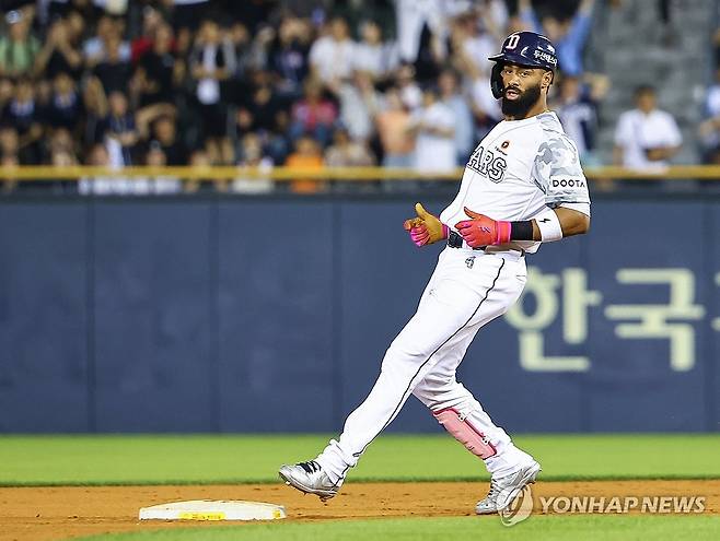 라모스, 걸어서 2루까지 (서울=연합뉴스) 서대연 기자 = 12일 오후 서울 송파구 잠실야구장에서 열린 2024 프로야구 KBO리그 한화 이글스와 두산 베어스의 경기.    
    7회말 1사 2루 두산 라모스가 한화 1루수 안치홍의 포구실책으로 출루한 뒤 2루까지 서서 들어가고 있다. 2024.6.12 dwise@yna.co.kr