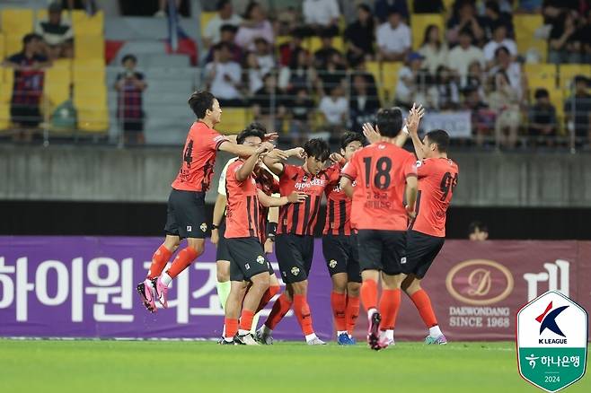 득점을 기뻐하는 강원FC 선수들 [한국프로축구연맹 제공. 재판매 및 DB금지]