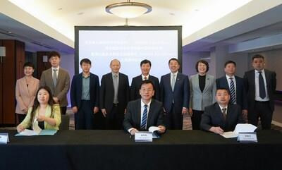 Hainan delegation signs an agreement with IntelliMicro Medical Co. Ltd. (Photo: Hainan Daily) (PRNewsfoto/Hainan International Media Center (HIMC))