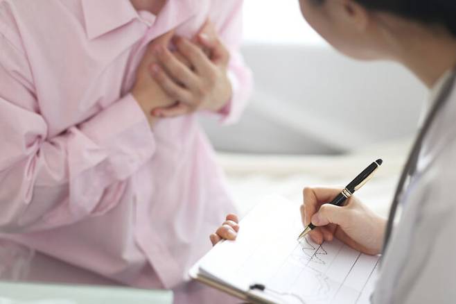 문진 등 의사의 각종 진찰 행위에도 다 까닭이 있다. 어린이나 노인에게도 잘 설명해줄 필요가 있다. [사진= 클립아트코리아]