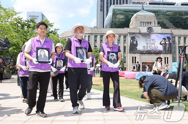 10·29 이태원 참사 희생자 유가족들이 16일 오후 서울 중구 서울광장에 마련된 희생자 합동분향소에서 분향소 운영 종료식을 마치고 을지로 부림빌딩에 마련된 10·29 이태원 참사 기억소통 공간 ‘별들의 집’으로 행진하고 있다. 2024.6.16/뉴스1 ⓒ News1 김진환 기자