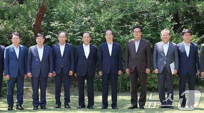 한덕수 국무총리가 16일 서울 종로구 삼청동 국무총리공관에서 열린 제18차 고위당정협의회에서 황우여 국민의힘 비상대책위원장, 추경호 원내대표, 정진석 대통령실 비서실장 등 참석자들과 기념촬영을 하고 있다. 2024.6.16/뉴스1 ⓒ News1 김성진 기자