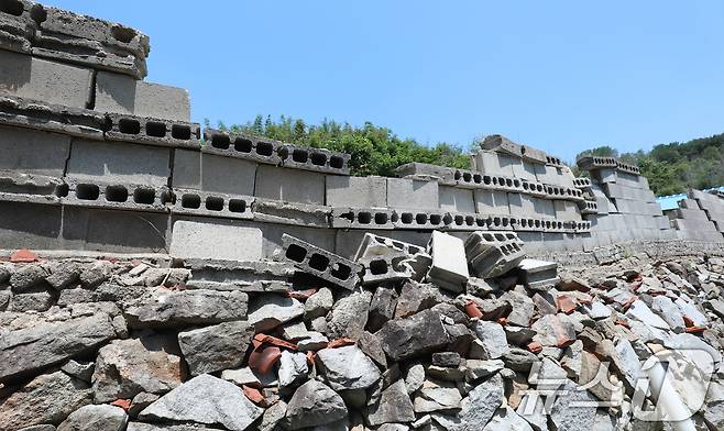 13일 전북자치도 부안군 행안면 한 주택가 담장이 전날 발생한 4.8 규모의 지진으로 붕괴돼 있다. 2024.6.13/뉴스1 ⓒ News1 유경석 기자