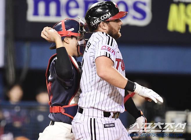 15일 잠실야구장에서 열린 LG와 롯데의 시즌 8차전 경기. 9회 무사 1루. 삼진 당한 오스틴과 부딪힌 롯데 손성빈. 잠실=송정헌 기자songs@sportschosun.com