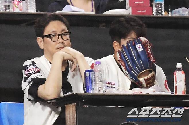 롯데 유니폼을 입고 잠실구장 찾은 배우 조진웅.