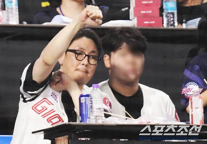 힘차게 응원을 보내고 있는 조진웅.